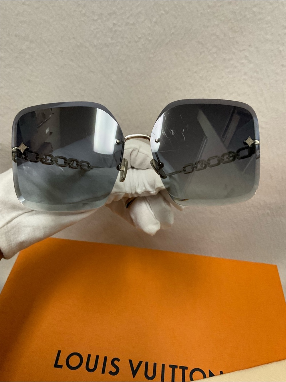 LV Jewel Square Sunglasses - Picture 9 of 16